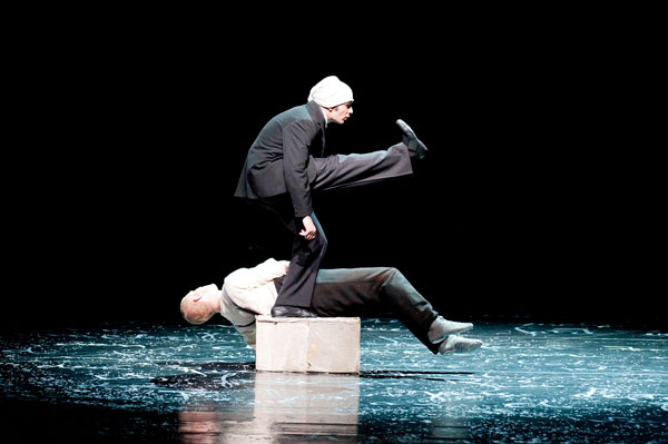 Francesco Ciani als Bürgel und Neel Jansen als K