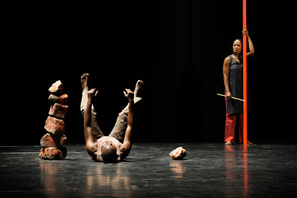 „Dambë“ von Salia Sanou (Compagnie Salia ni Seydou), Tanz: Salia Sanou, Musik &amp; Gesang: Maaté Keita