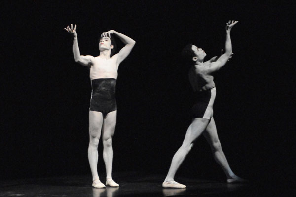 „Shutters Shut“ von Paul Lightfoot/Sol León. Rosario Guerra und Armando Braswell