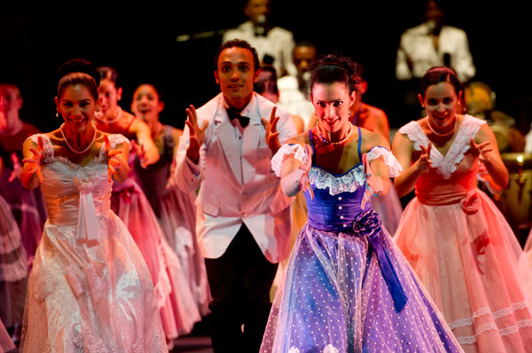 Das Ensemble der Compagnie Lizt Alfonso aus Havanna mit &quot;Amigas - A New Dance Musical&quot; von Lizt Alfonso Dance Cuba