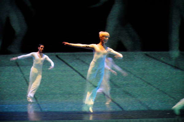 „Dance“ von Lucinda Childs als Eröffnungspremiere bei Tanz in August in Berlin.