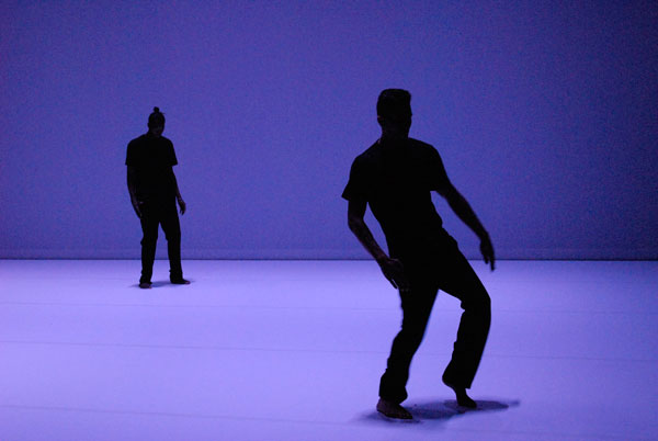 „2. repulsion“ &amp; „3. isolation“ von Hiroaki Umeda. Tänzer: Yvener Guillaume &amp; Sofiane Tiet (v.l.n.r.)