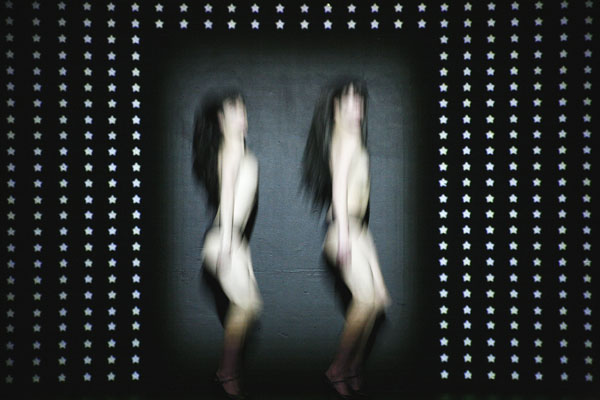 „Je pense comme une fille enlève sa robe“ von Perrine Valli.