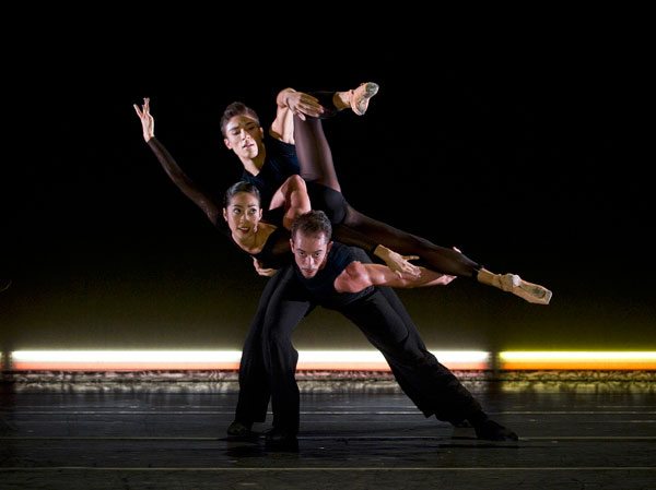 Septemberdans 2011 // 5 for Silver. Choreografie: Douglas Lee. Tänzer: Leyna Magbutay , Marco Pagetti und Lucas Lima