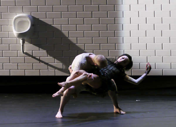 „Fountain“ von Fernando Melo: Hsin-I Huang und Neel Jansen