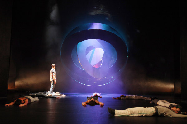 Der Astronom (Alfonso Hierro-Delgado) hat die Planetenbahnen entdeckt.