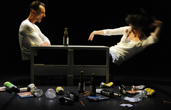 „schwarzer VOGEL roter HIMMEL“: Nora Schott und Wolfgang Boos.