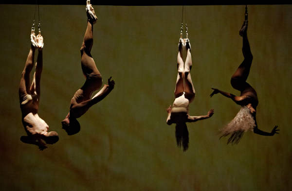 Nanine Linning: „Cry Love“