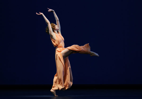 „Five Brahms Waltzes in the Manner of Isadora Duncan“ von Frederick Ashton. Tänzerin: Stephanie Hancox