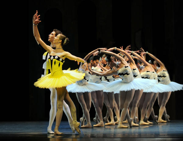 Frederick Ashtons Strawinsky-Ballett „Scènes de ballet“ (1948). Tänzer: Daria Sukhorukova Maxim Chashchegorov