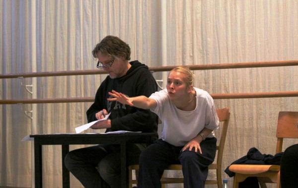 Natalia Horecna bei den Proben zu „Dressed up in Tissue Paper“ von Natalia Horecna