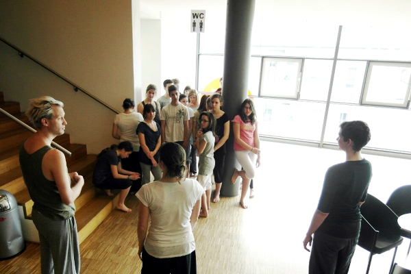 Jugendliche der Lindenparkschule und der Fritz-Ulrich-Werkrealschule studieren mit Candoco im Komödienhaus Heilbronn eine Performance ein