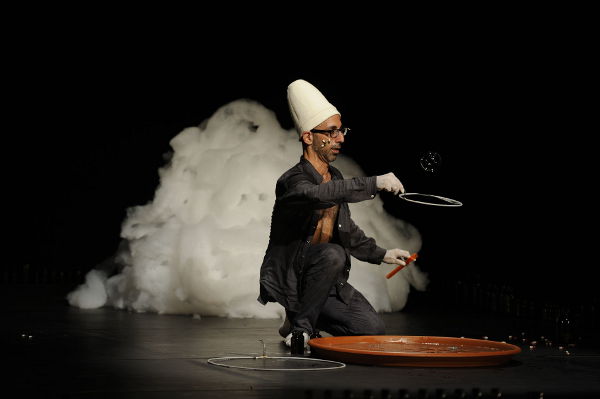 „Drugs kept me alvie“ von Jan Fabre. Tanz: Tony Rizzi