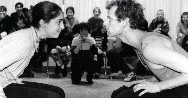 Rolf Gildenast bei der Arbeit mit einer Schulklasse