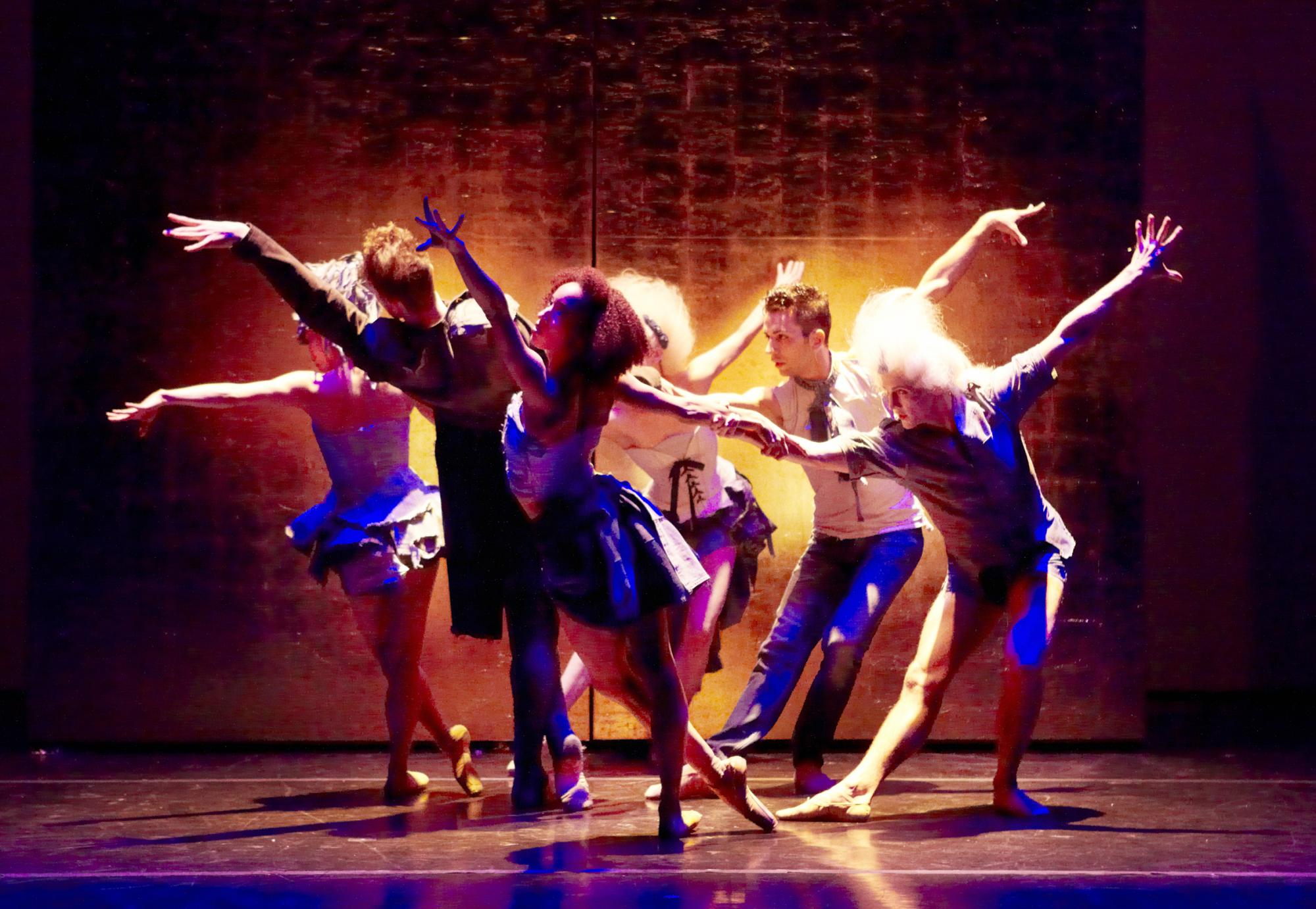 „Heroes – Heldenmythen im Tanz“ am Theater Augsburg. Tanz: Ami Takazakura, Piotr Klimczak, Yvonne Compana Martos, Stacey Camparo, Riccardo De Nigris, Jacob Bush