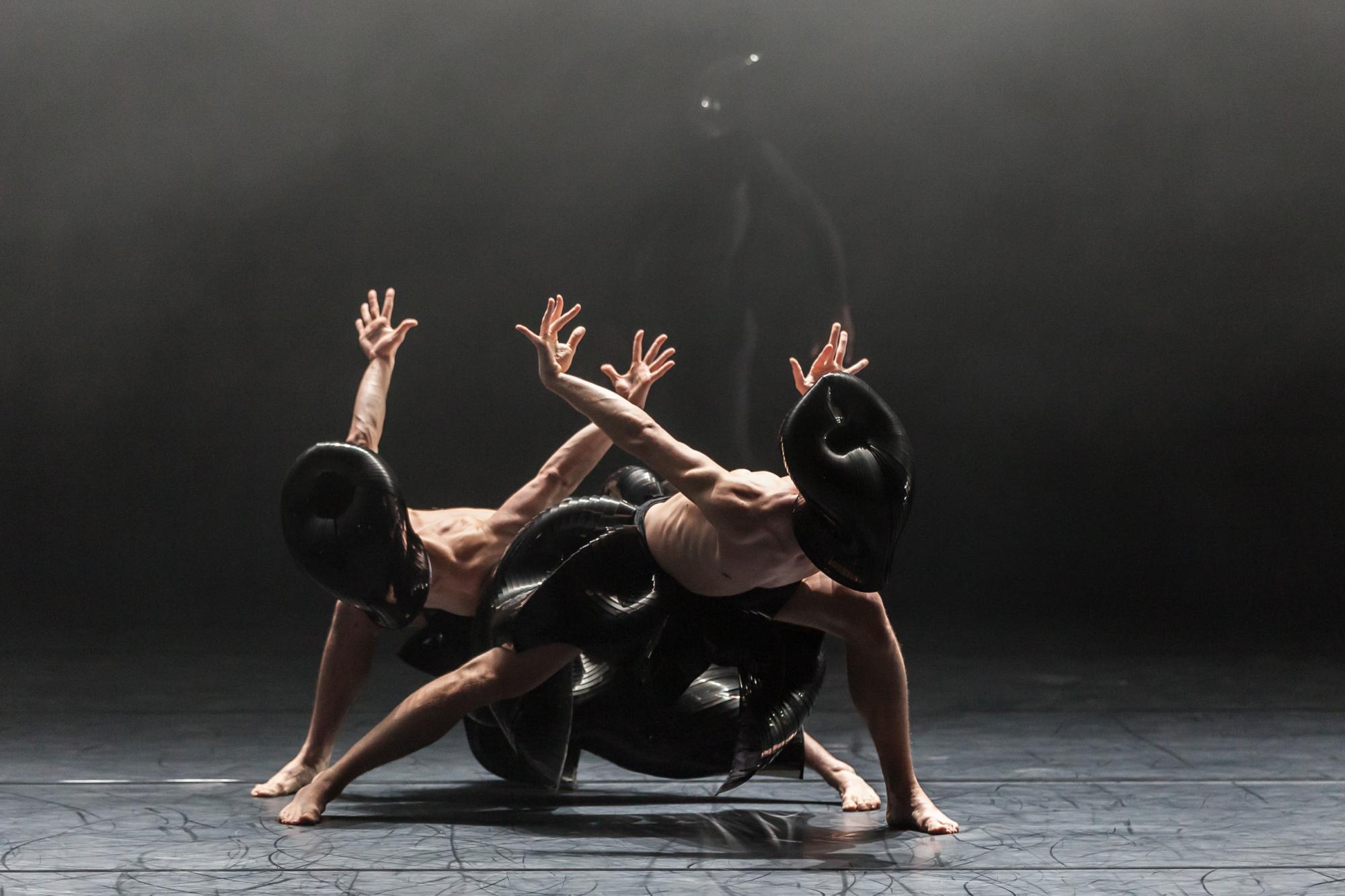 „ZERO“ von Nanine Linning. Tanz: Paolo Amerio, Erik Spruijt, Léa Dubois