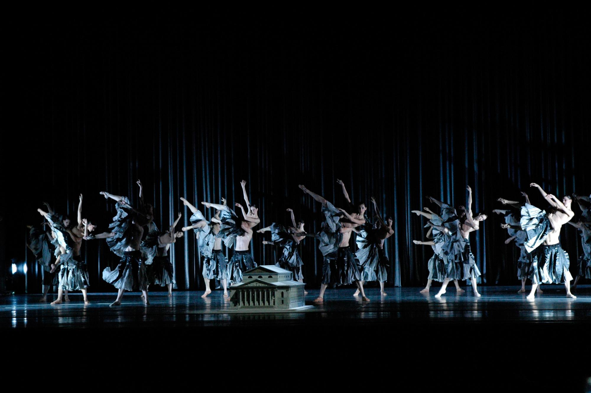 „Zugvögel“ von Jiri Kylián. Tanz: Ensemble