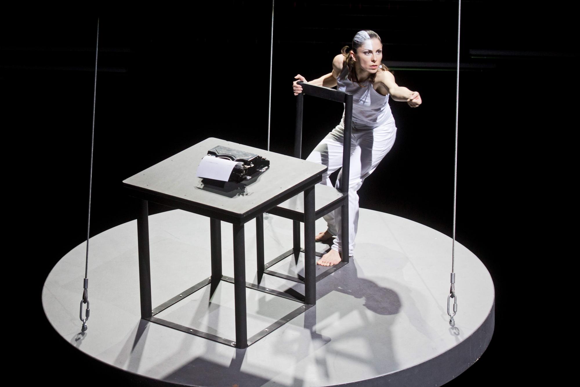 „Hemingways Party“ von Tarek Assam und David Williams. Tanz: Magdalena Stoyanova