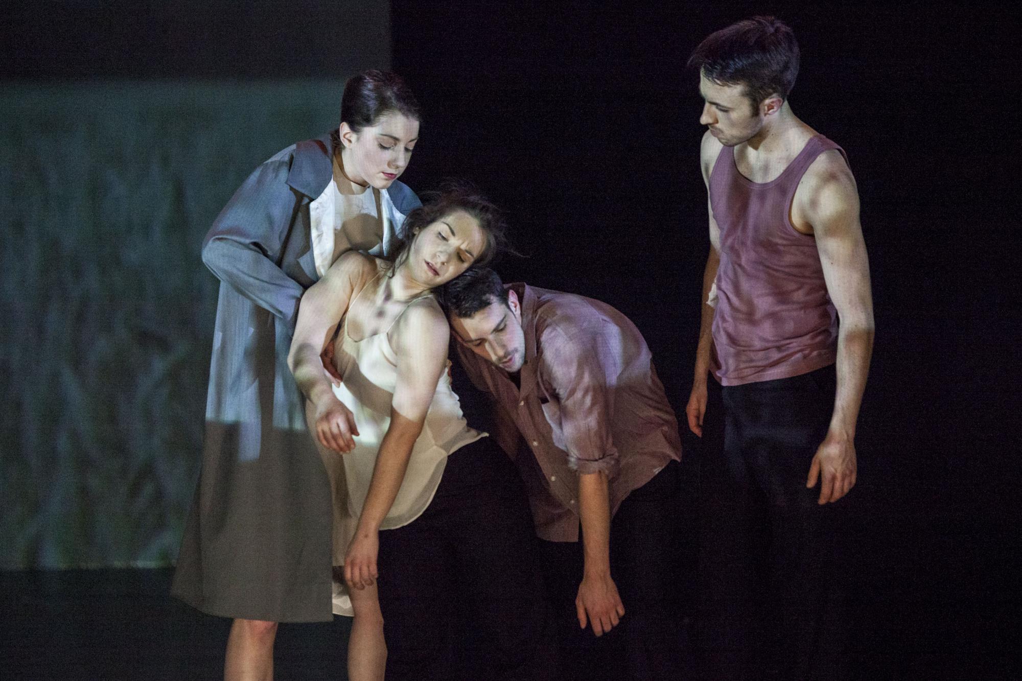 „4 Feet Under“ von Charlotta Öfverholm. Tanz: Sandra Guénin, Maria Bayarri Pérez, Erik Constantin und Cornelius Mickel