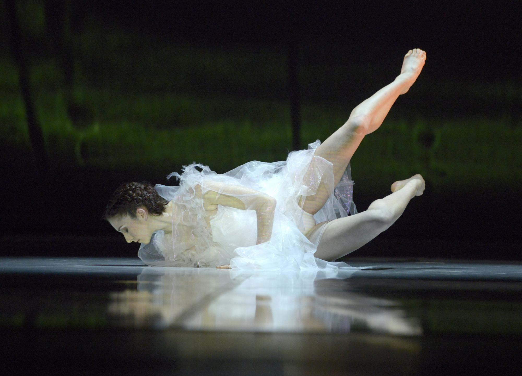 „Full Moon No Constancy“ von Xin Peng Wang. Tanz: Marissa Parzei