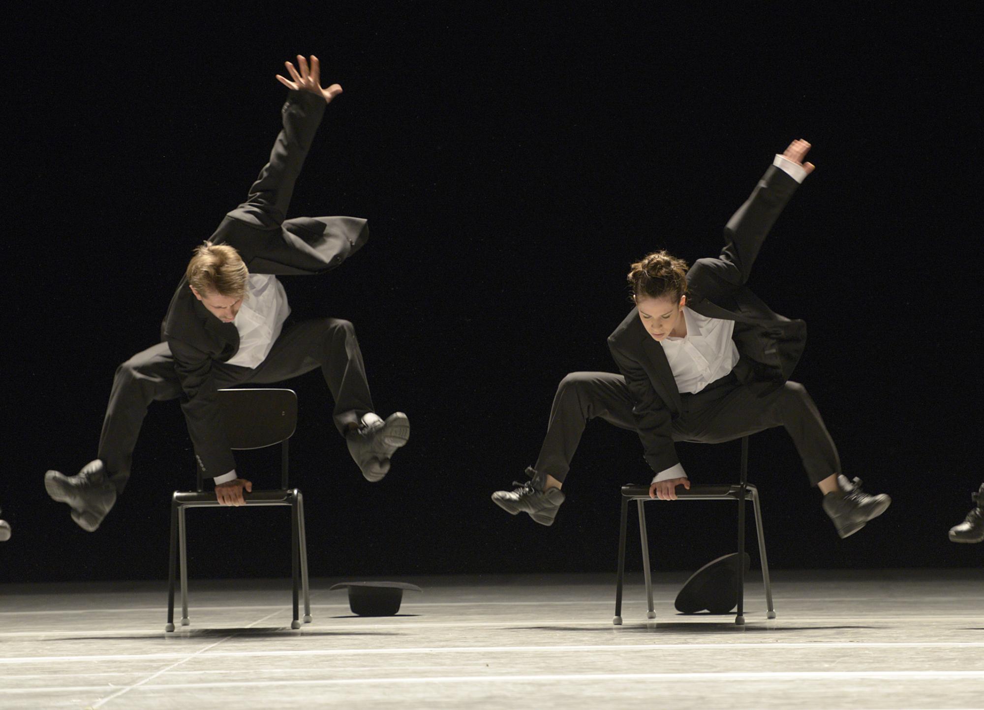 „First Cha“ von Ohad Naharin. Elisa Fraschetti, Igor Volkovskyy