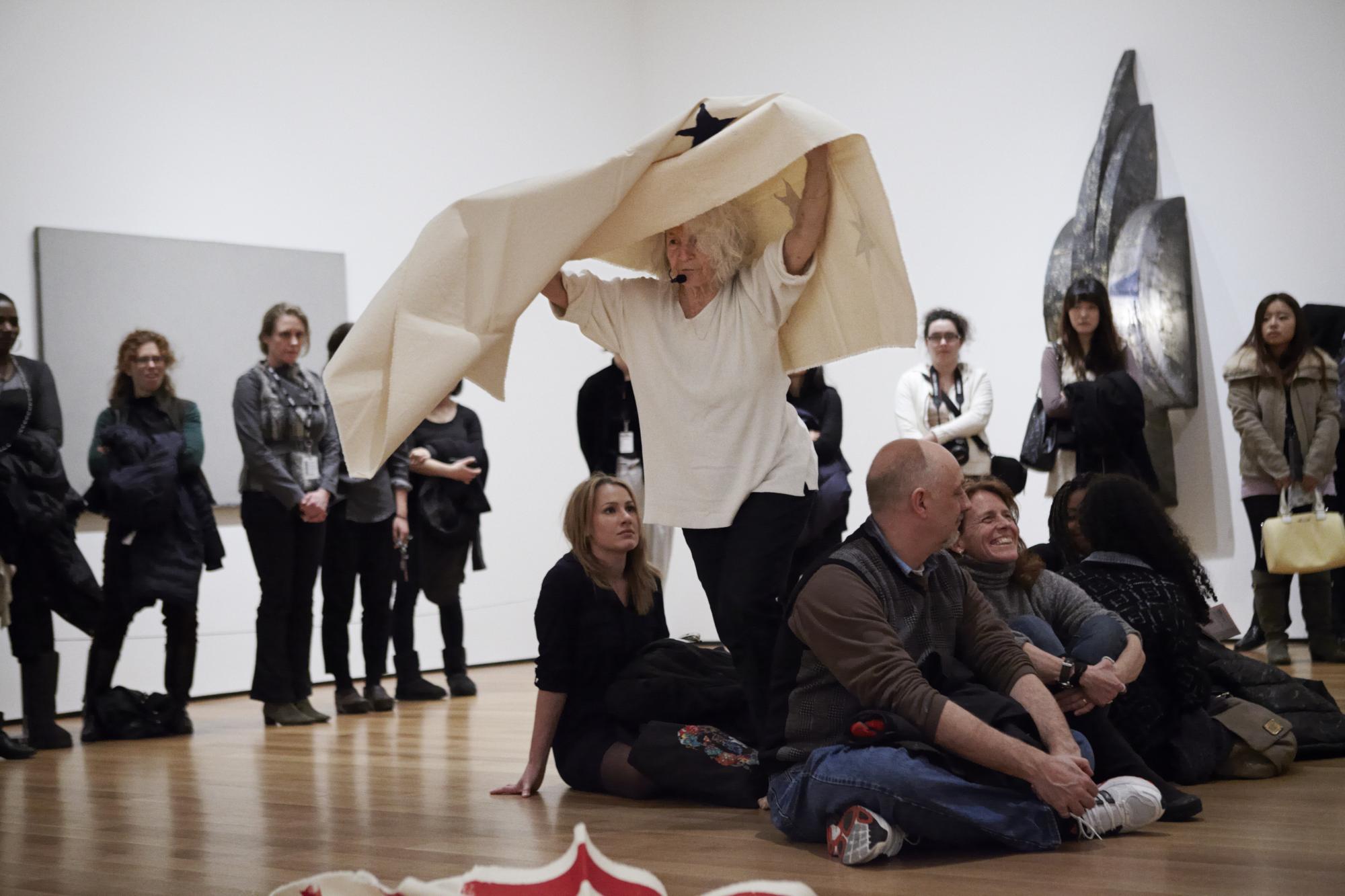 „King’s Fool“ von Simone Forti, Performance im Museum of Modern Art, März 2013, New York