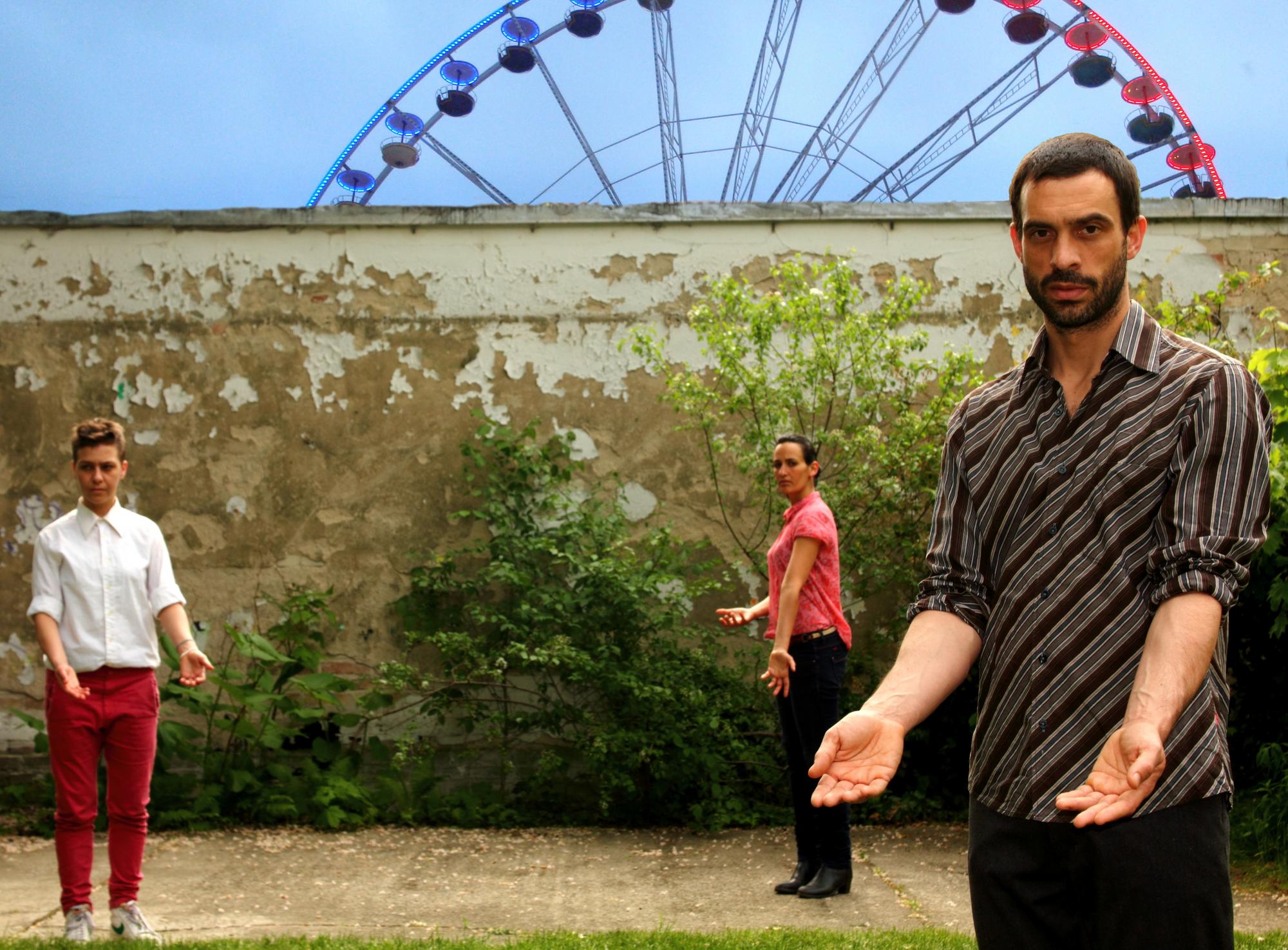 „Erasing Café M“ von Sebastian Blasius. Tanz: Maya Weinberg, Yaara Dolev und Joris Kamelien