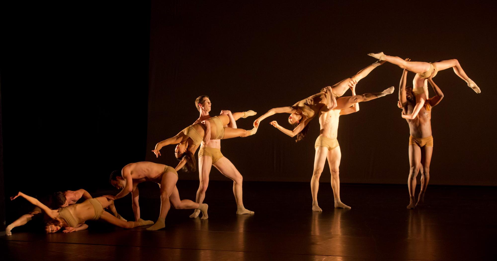 „Zero“ von Nanine Linning. Tanz: Ensemble