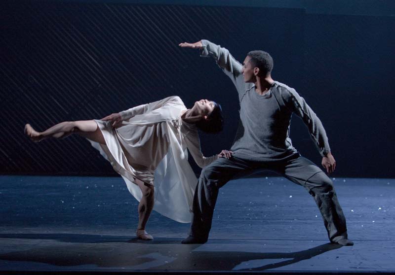 „Julia und Romeo“ von Mats Ek: Mariko Kida und Anthony Lumuljo als Julia &amp; Romeo