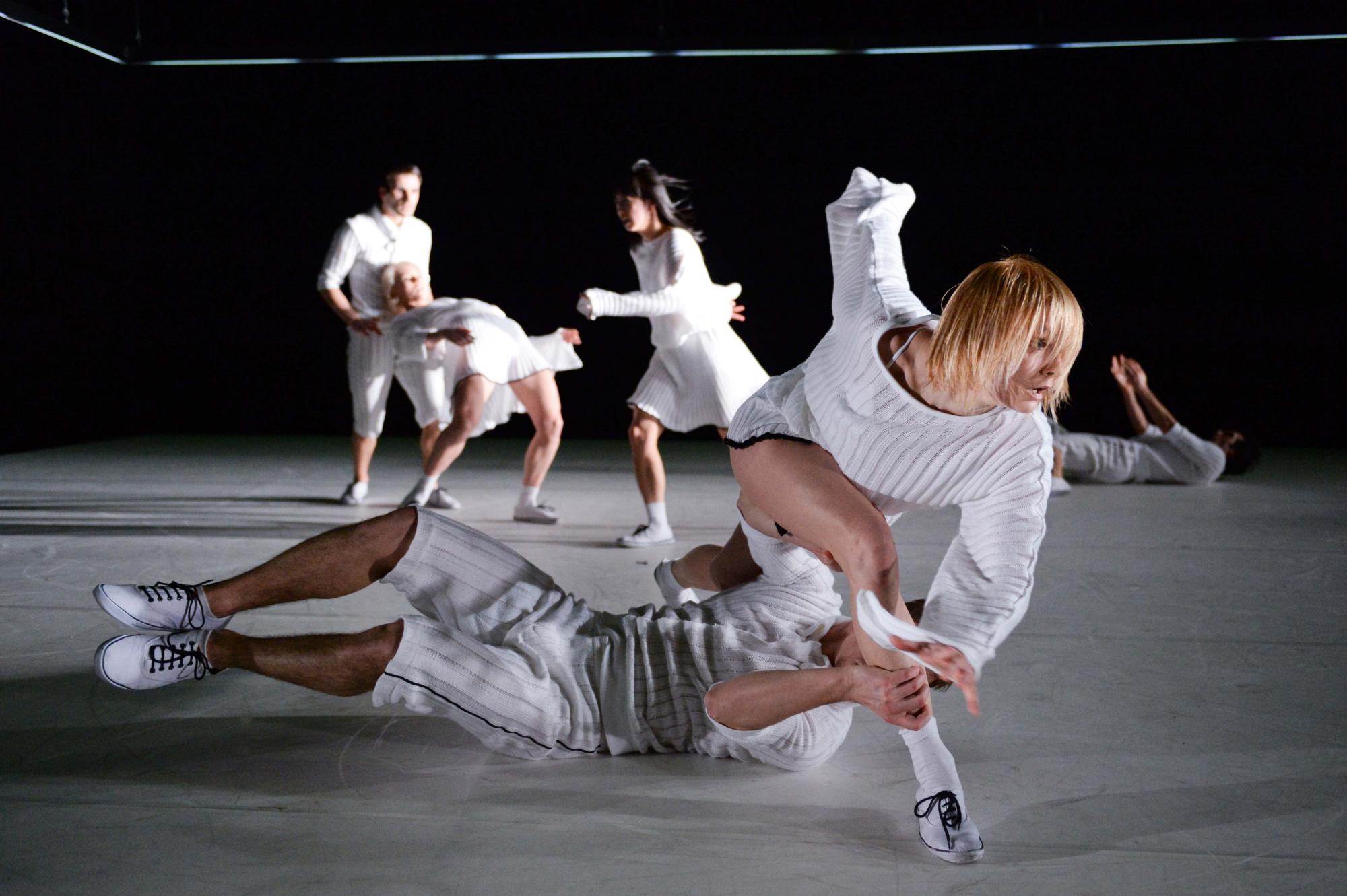 „white noise tragedy von“ Johannes Wieland. Tanz: Michał Czyż, Wencke Kriemer de Matos und Ensemble