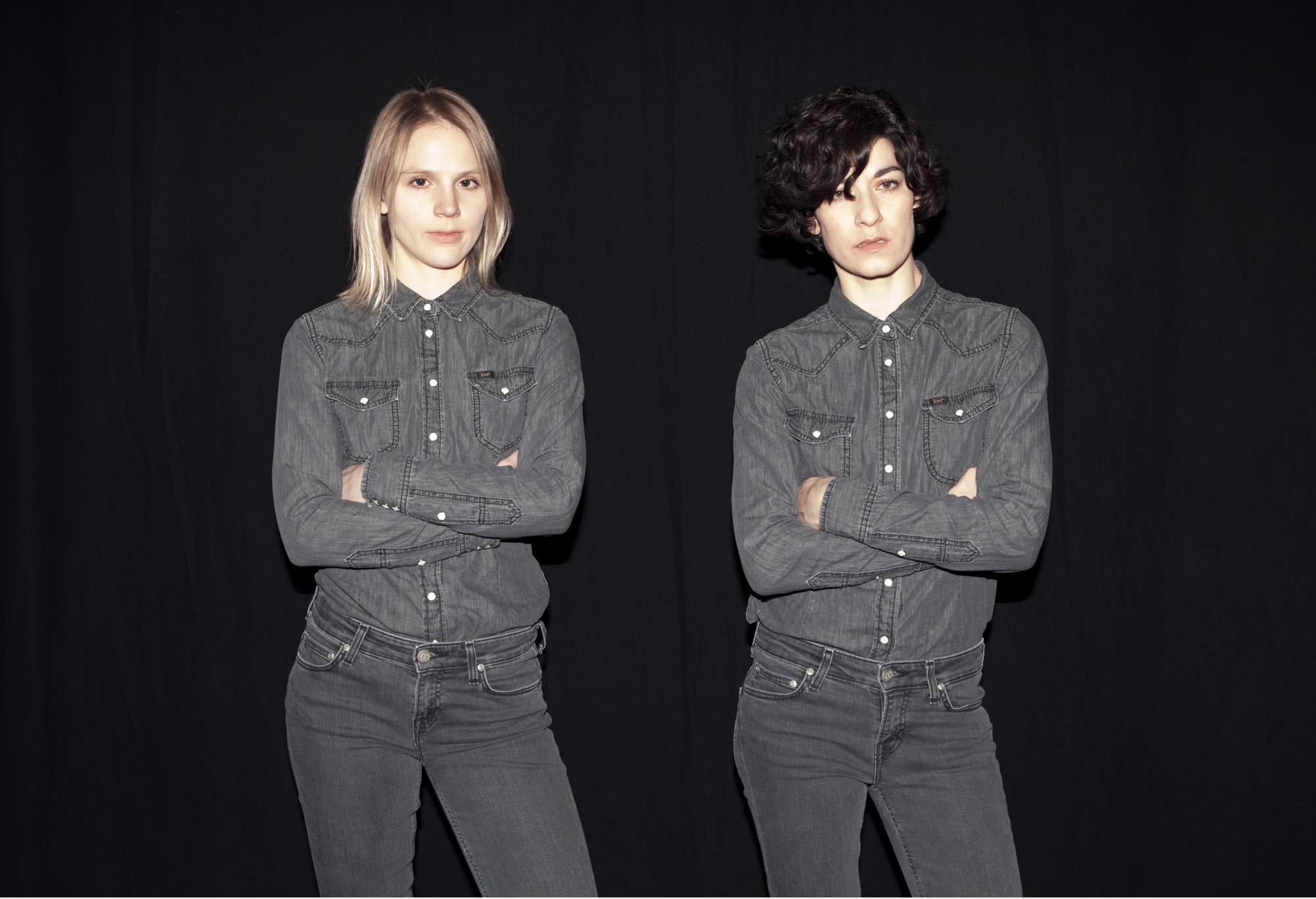 „A Piece Danced Alone“ von Alexandra Bachzetsis. Tanz: Alexandra Bachzetsis und Anne Pajunen 