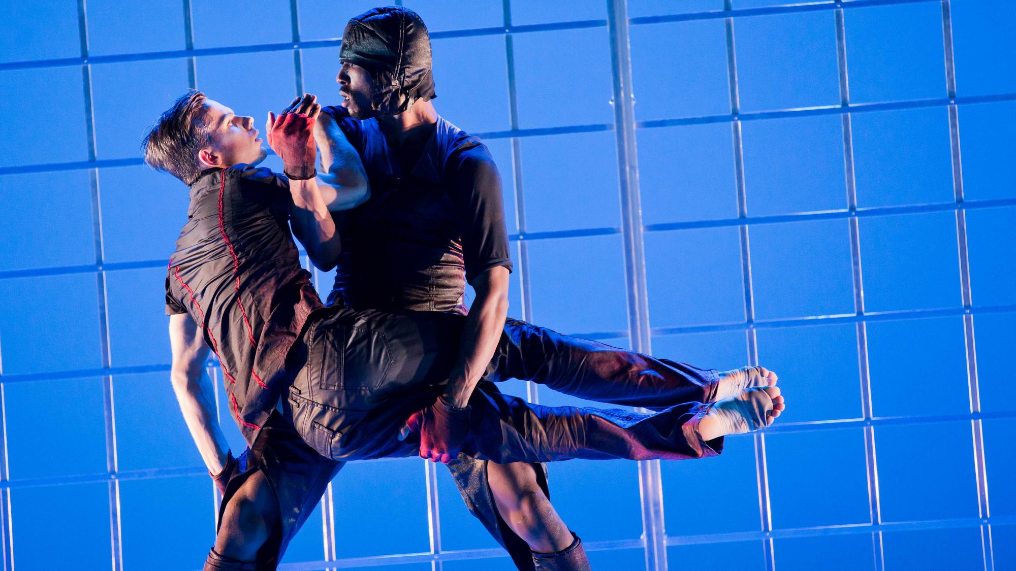 „Der Blick des Raben“ von Tarek Assam. Tanz: Michael Bronczkowski und Manuel Wahlen