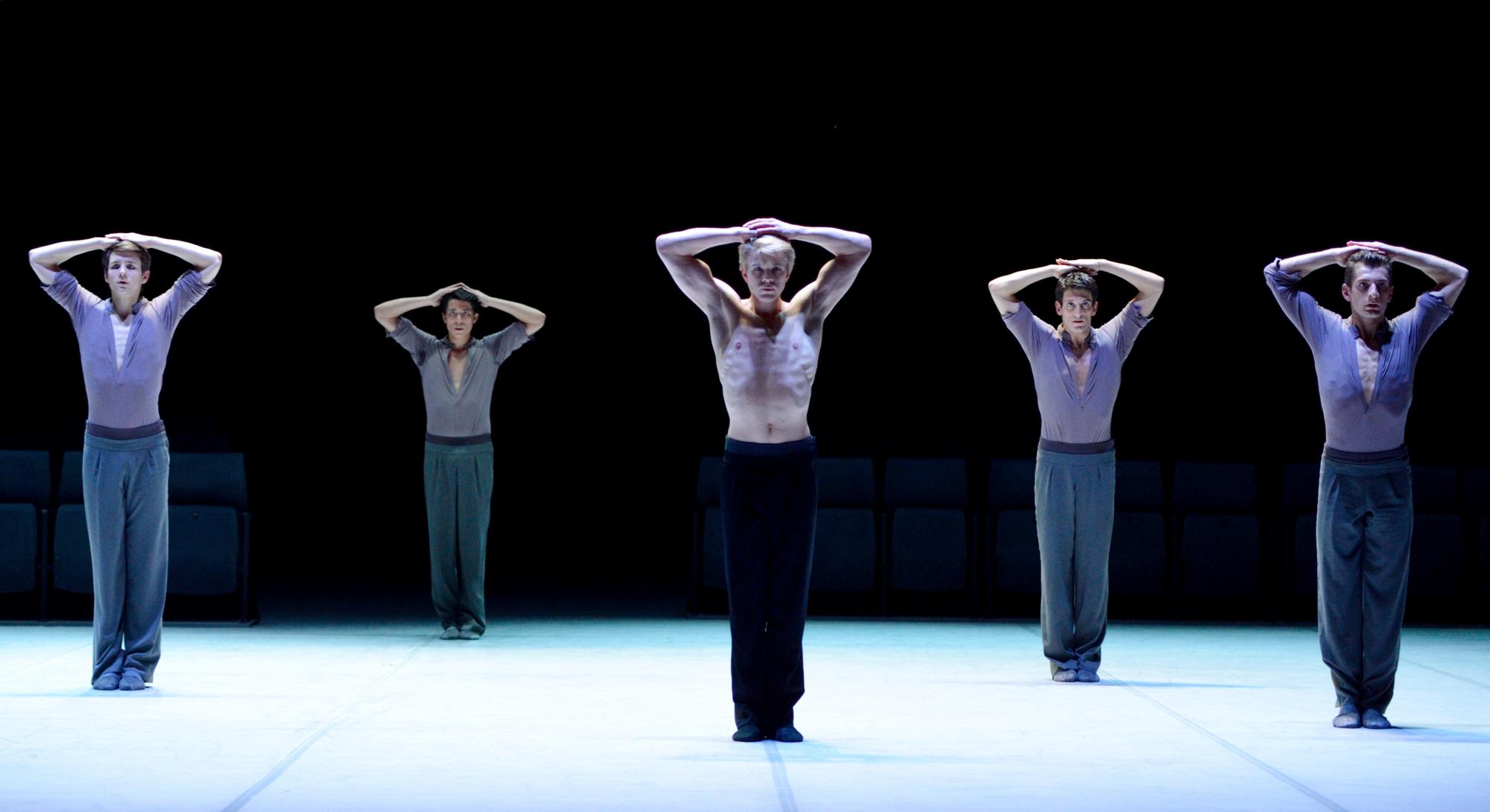 „On Velvet“ von Marco Goecke. Tanz: David Moore, Ludovico Pace, Marijn Rademaker, Fabio Adorisio und Arman Zazyan