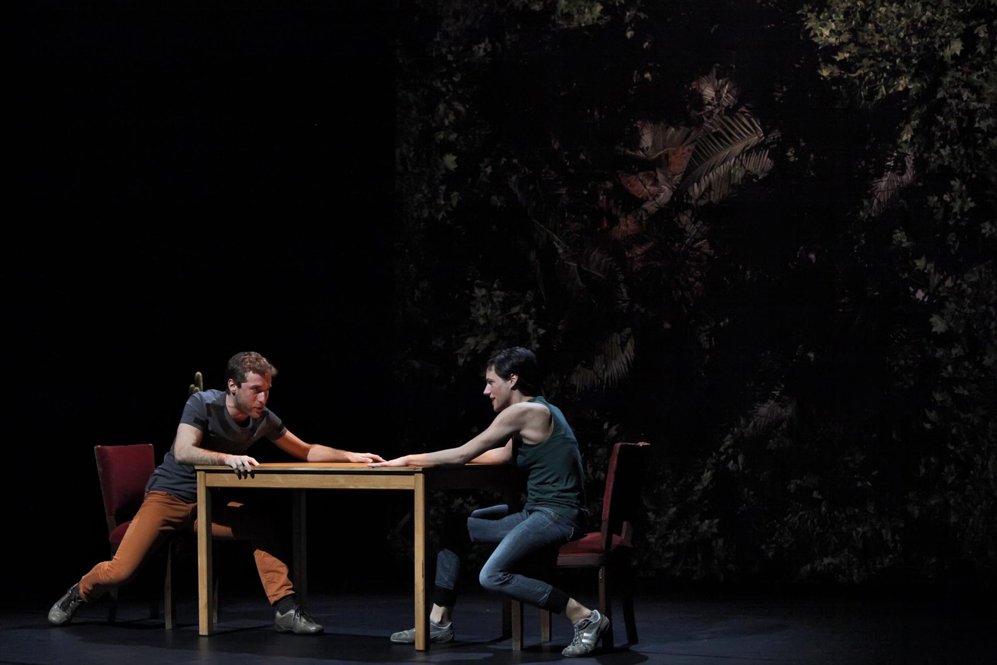 „A Gesture That Is Nothing But A Threat“ von und mit Sofia Dias und Vítor Roriz