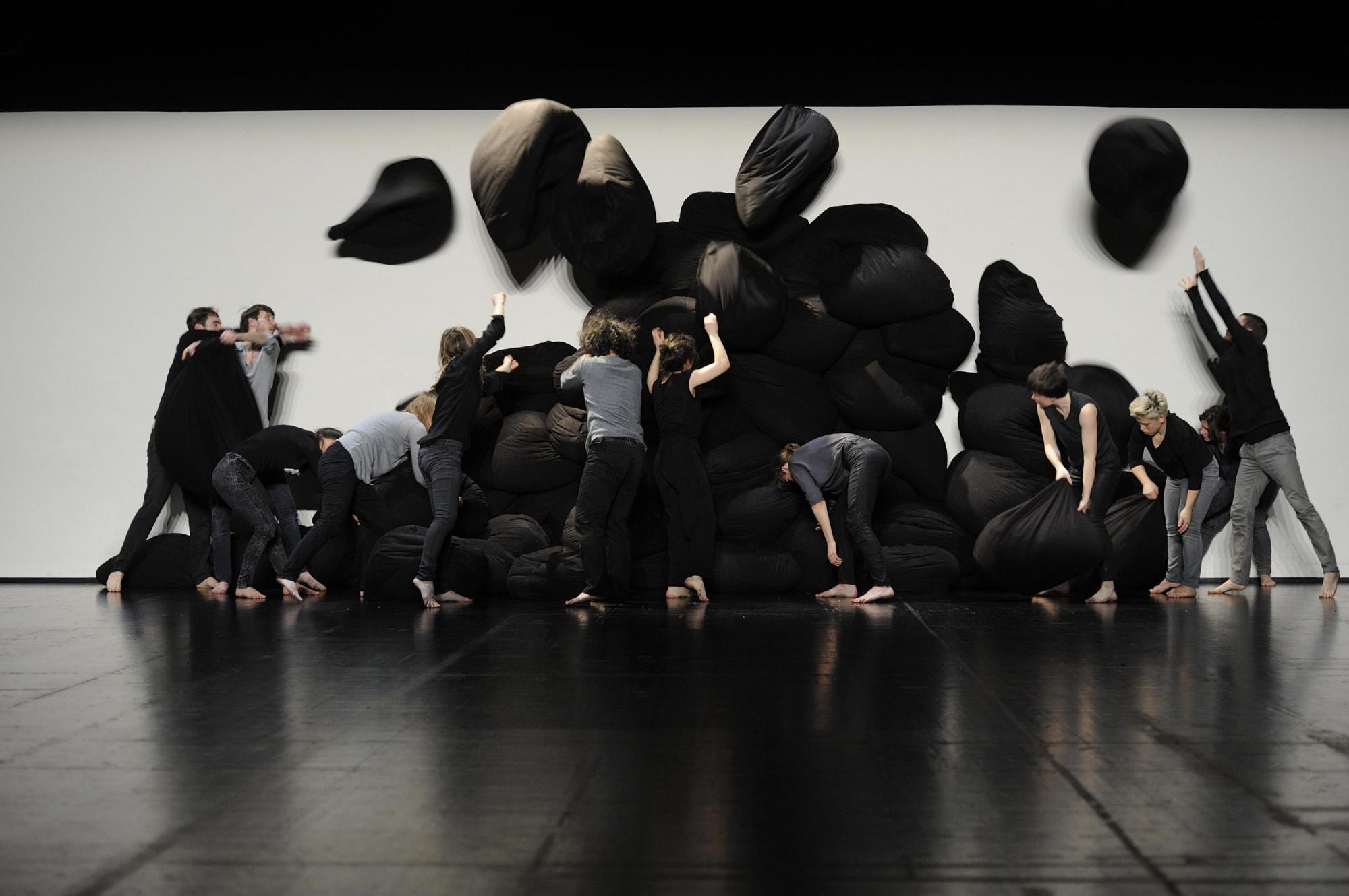 „Der Bau – Gruppe 12x60“ von Isabelle Schad