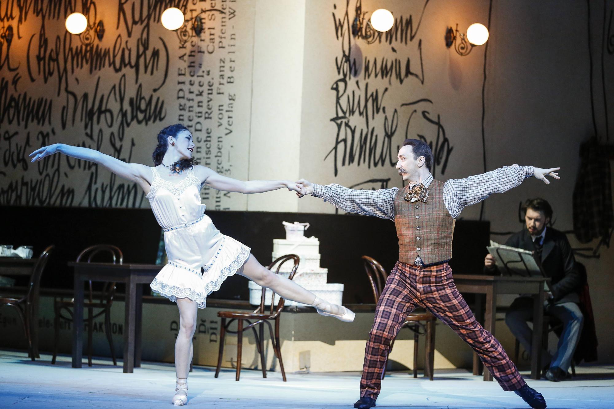 „Ein Reigen“ von Antony McDonald und Ashley Page. Tanz: Alice Firenze und András Lukács