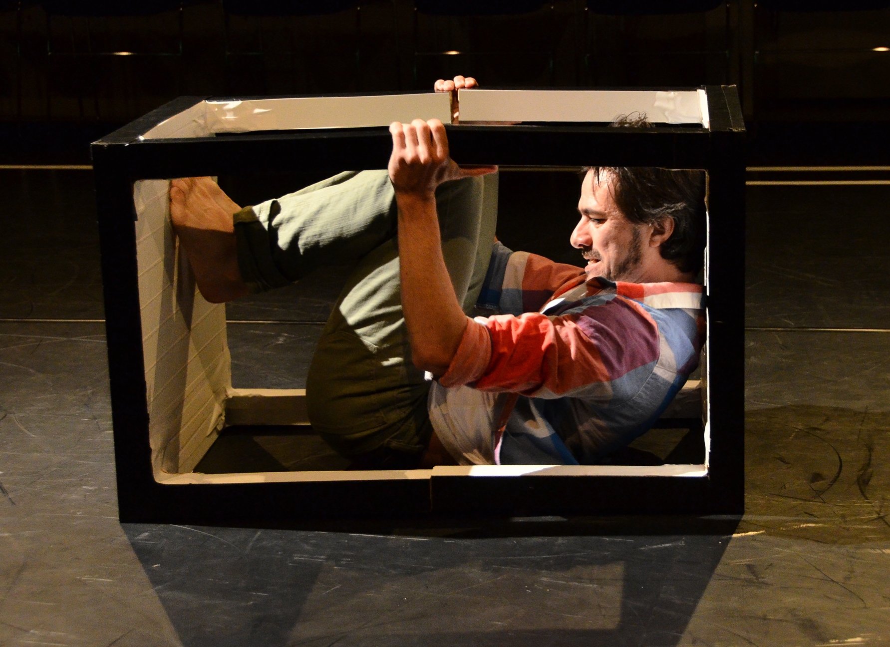 „um (-) räumen“ von Wagner Moreira