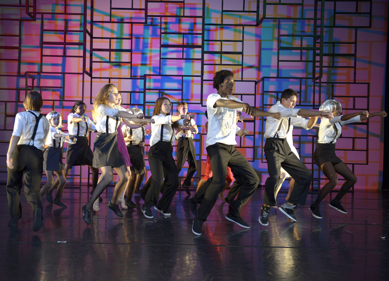Die Jugendtanzgruppe iMove des Saarländischen Staatstheaters mit „Cage“ beim Tanztreffen der Jugend
