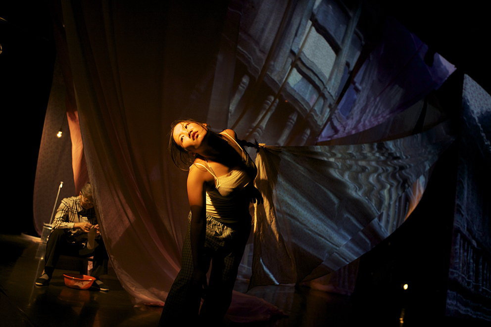 „Listening to Third Grandmother’s Stories“ von Wen Hui. Tanz: Living Dance Studio 