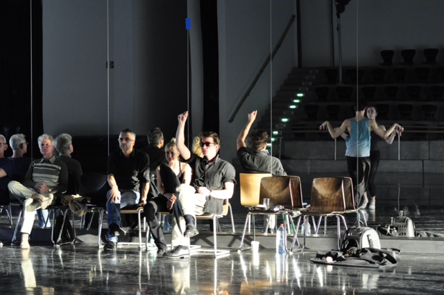 Proben an der Staatlichen Ballettschule in Berlin: (v.l.n.r.) Volkmar Draeger, Henry Will, Heike Keller und Marco Goecke und im Spiegel die Schüler Alicia Ruben und David Iglesias