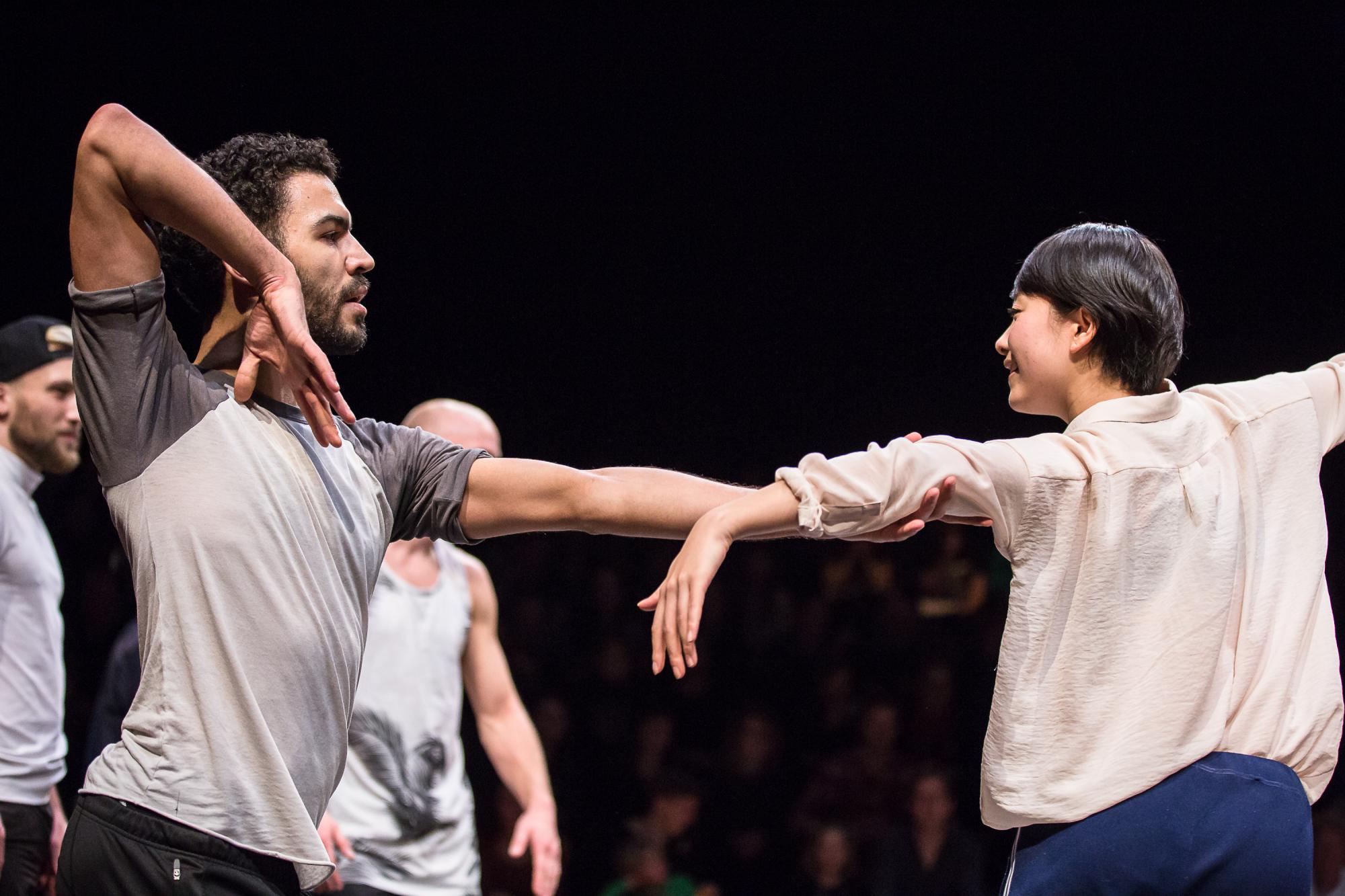 Beim „Battle of Styles“ trifft klassisches Ballett auf zeitgenössischen Tanz: Joseph Hernandez, Tänzer des Semperoper Balletts, und Sonoko Kamimura, Tänzerin der Forsythe Company