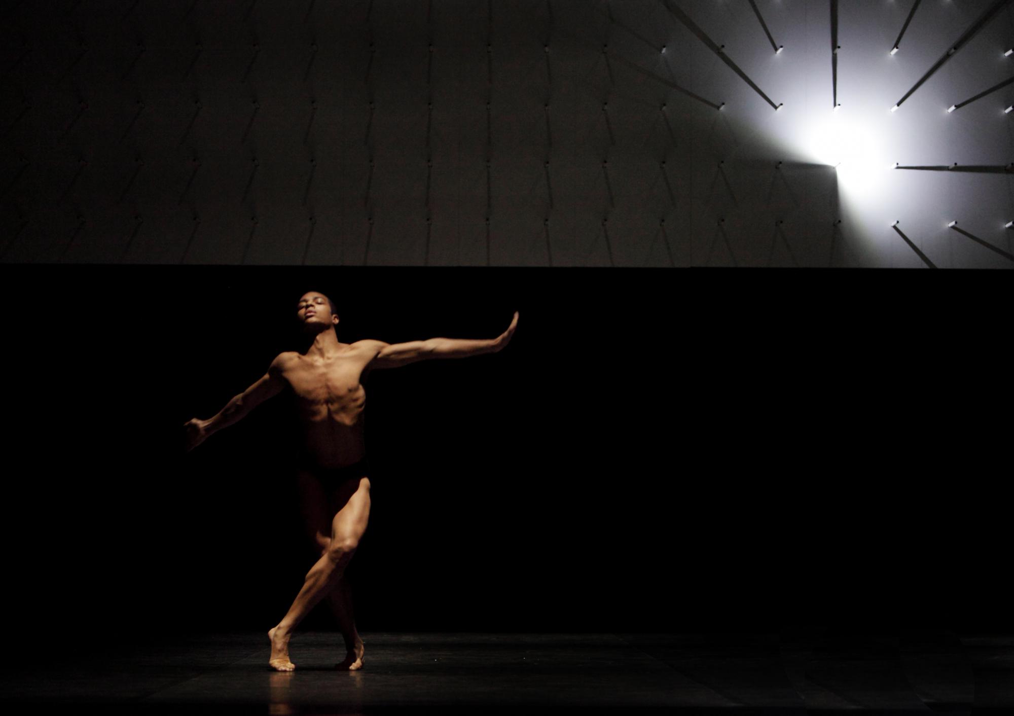 „FAR“ von Wayne McGregor beim tanzmainz-Festival