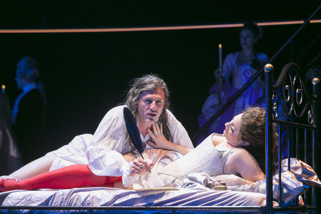 GEFÄHRLICHE LIEBSCHAFTEN: Armin Kahl als Vicomte de Valmont, Nazide Aylin als Émilie