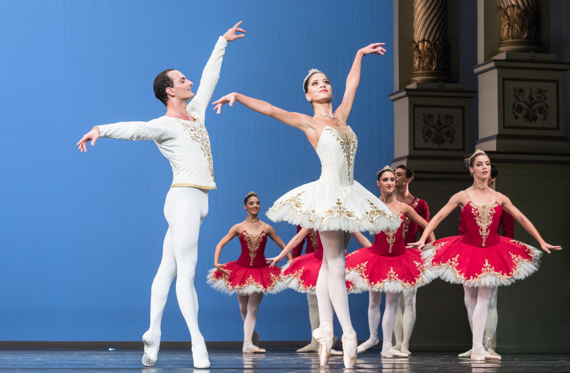 „Thema und Variation“ von George Balanchine: Alice Mariani, Jiří Bubeníček, Ensemble