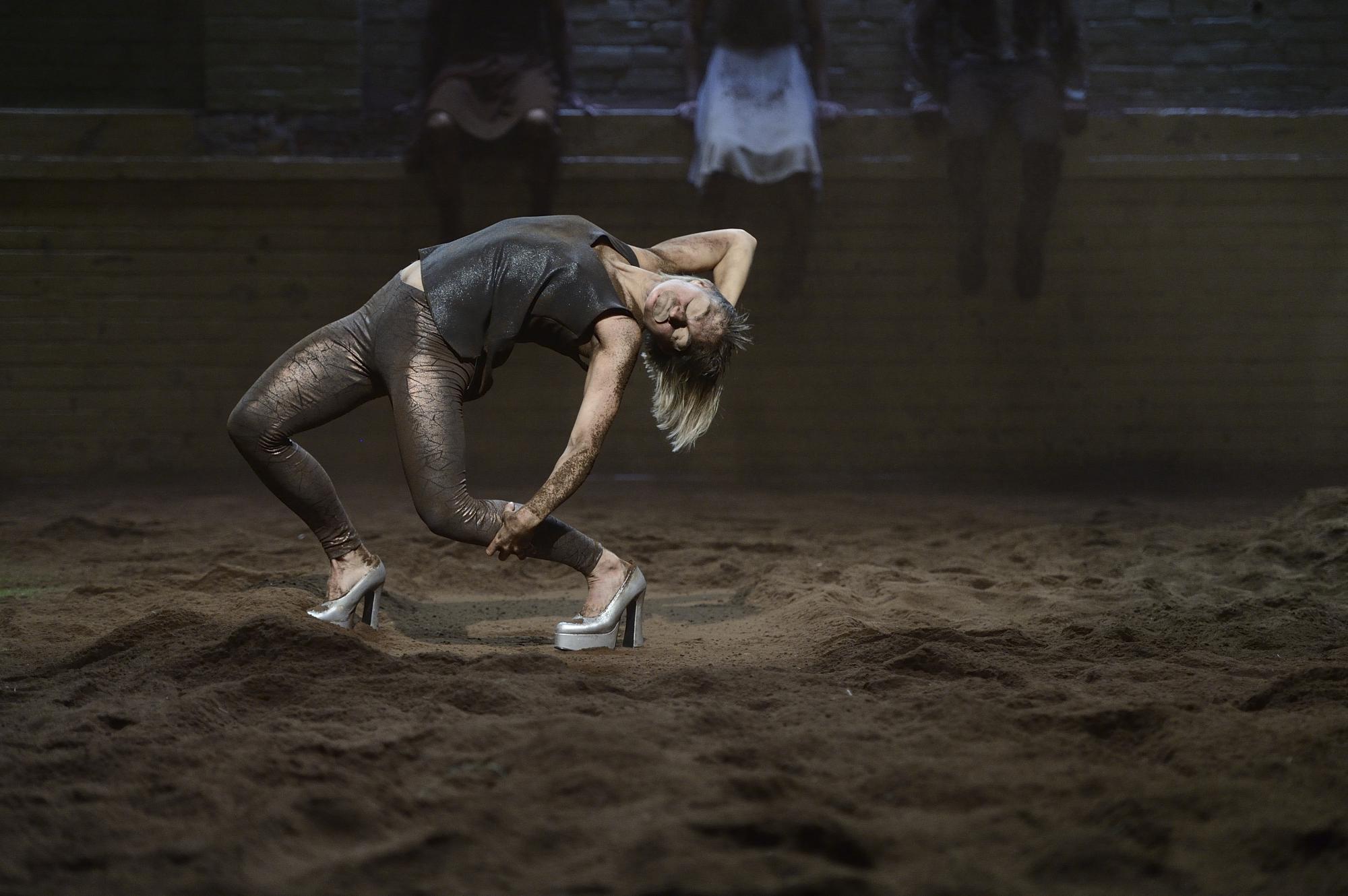 „minute papillon“ von Toula Limnaios; Karolina Wyrwal