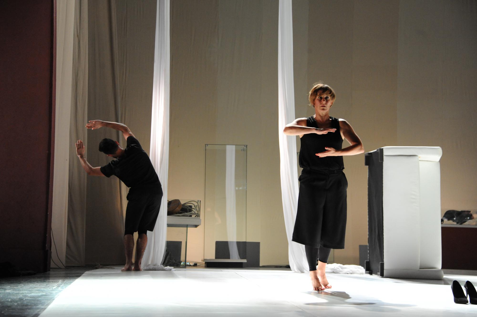 „Thinking about Medea - Duke menduar Medean“ von Beatrice Fleischlin und Gjergj Prevazi. Tanz: Beatrice Fleischlin und Labinot Rexhepi