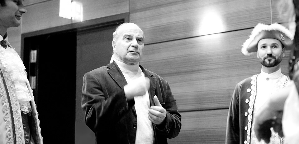 Manfred Schnelle mit Mitgliedern des Ensembles „Dresdner Hoftanz“