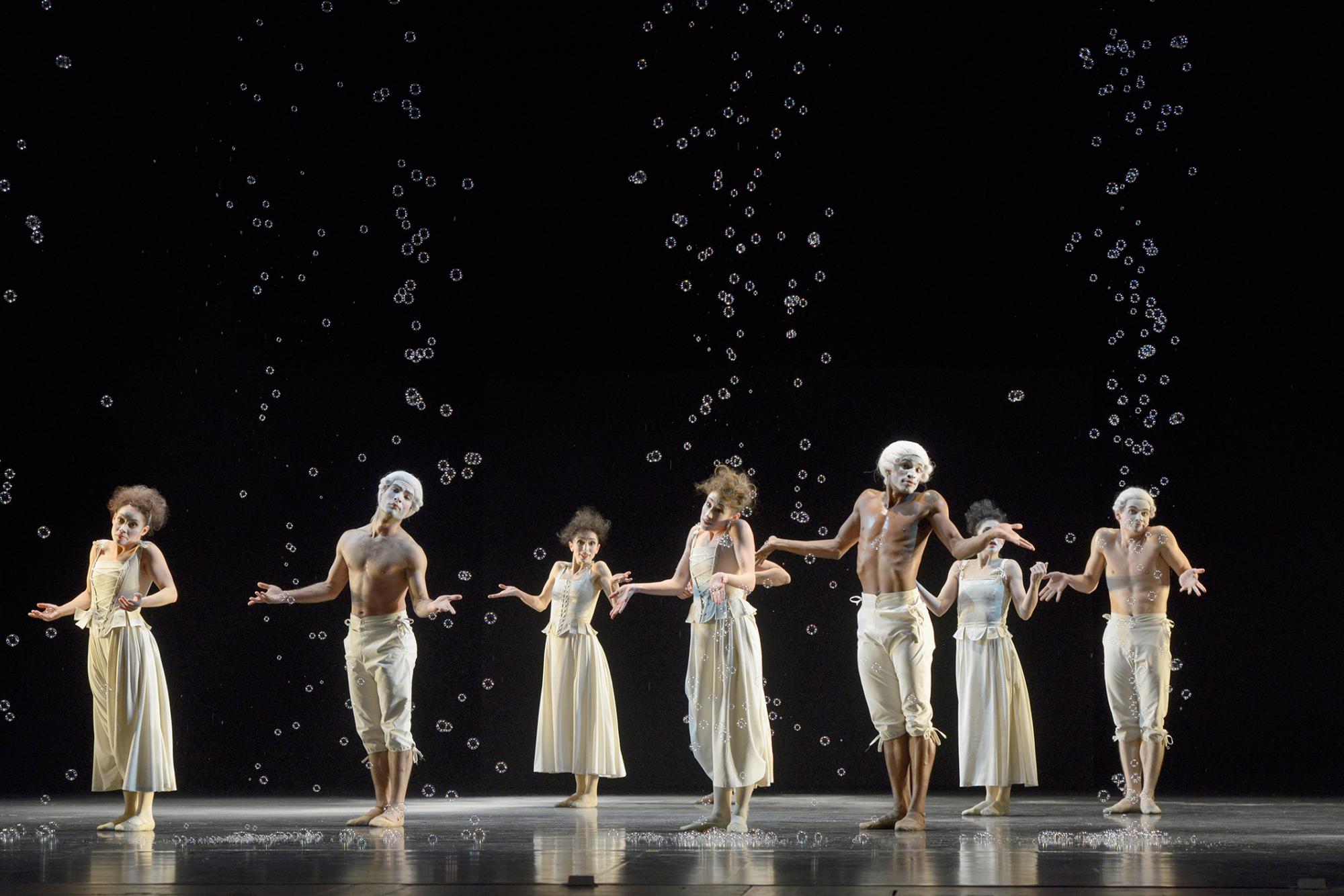 „Sechs Tänze“ von Jiři Kylián. Tanz: Ensemble