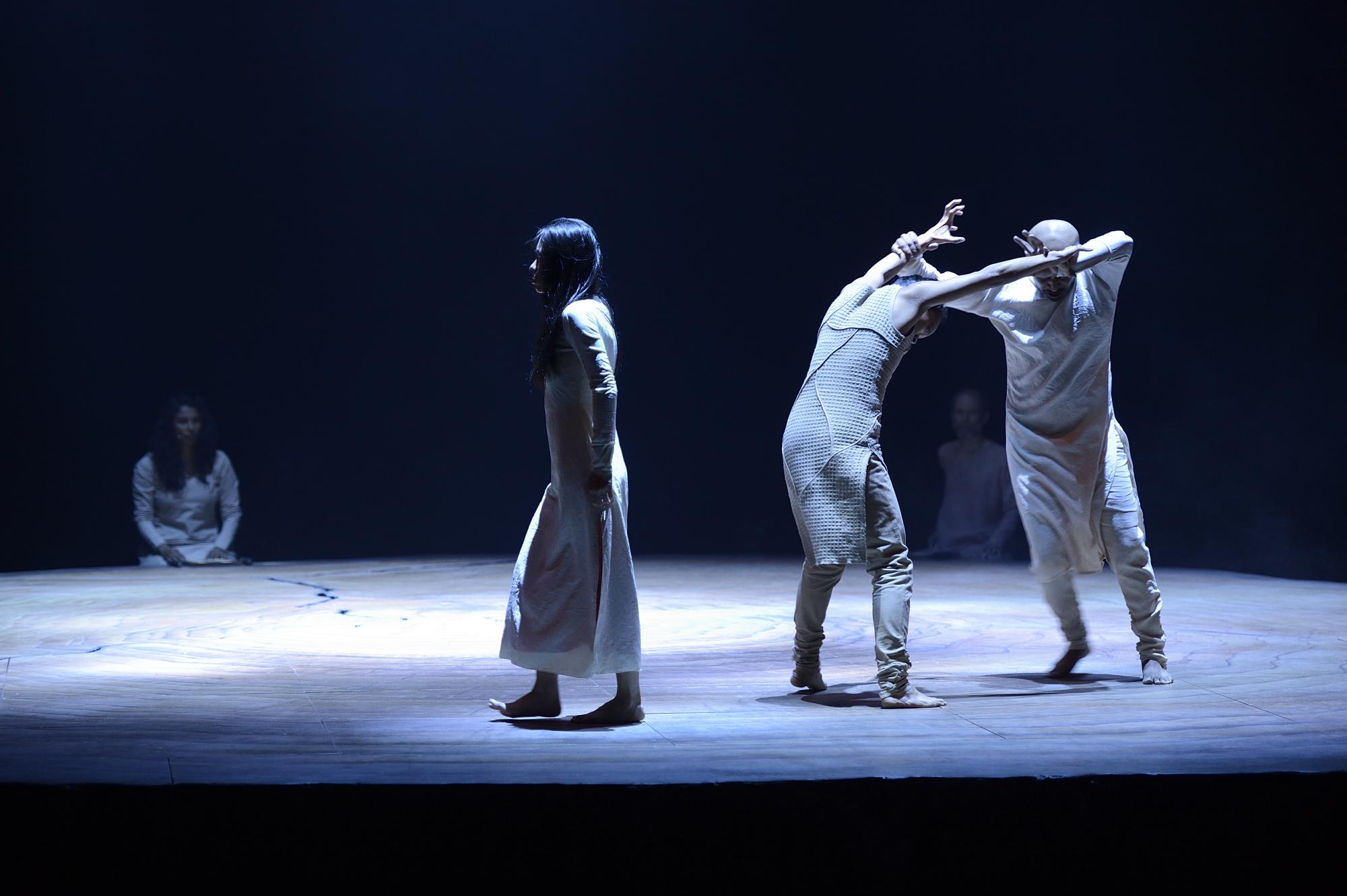 „Until The Lions“ von Akram Khan. Tanz: Ching-Ying Chien, Christine Joy Ritter und Akram Khan