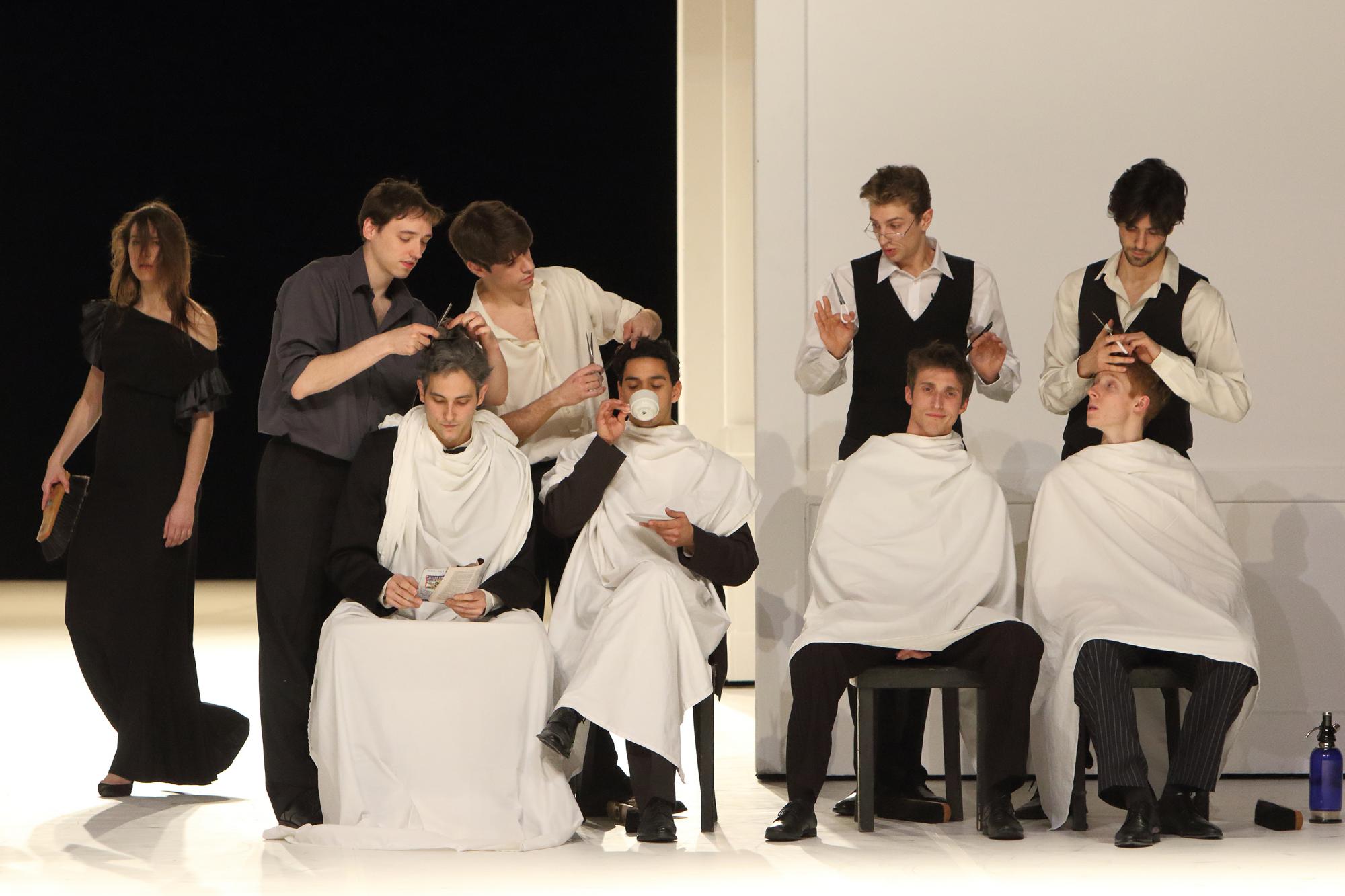 „Für die Kinder von gestern, heute und morgen“ von Pina Bausch. Tanz: Ensemble